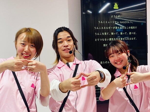親指と小指を合わせてうんこポーズ！