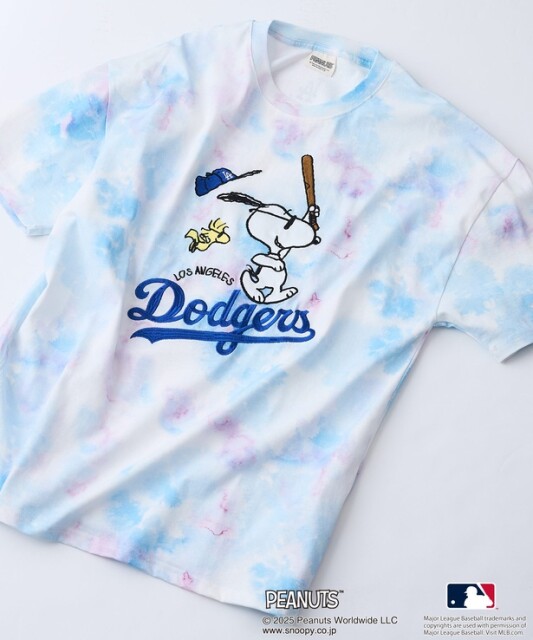 「【PEANUTS×MLB】オリジナルデザインTシャツ(ロサンゼルス・ドジャース)」(大人4939円、キッズ3839円)