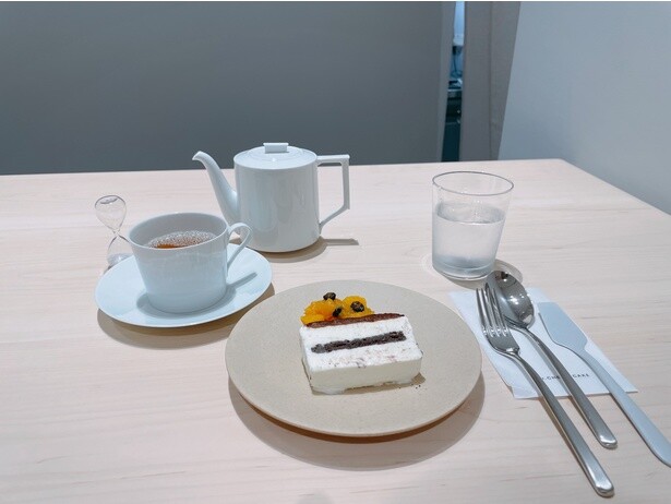 リッチティラミス オリジナル ドリンクセット1650円〜。写真のドリンクは武夷岩茶。世界遺産の武夷山でしか生産されない貴重な烏龍茶だ