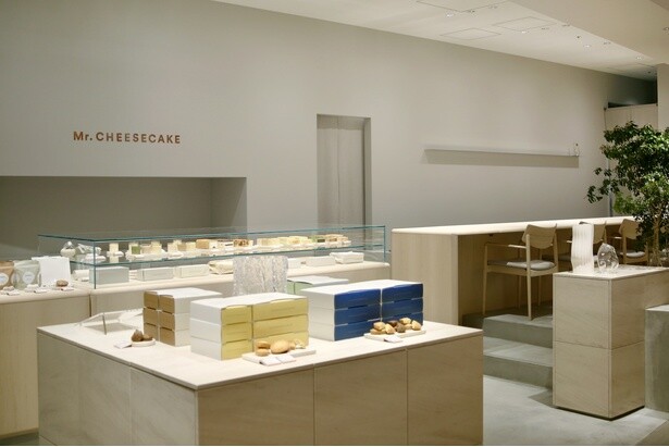 2025年4月、GINZA SIXにMr. CHEESECAKEの旗艦店がオープン。ECサイトでは冷凍商品のみの取り扱いだが、常設ストアでは冷蔵商品や常温商品も取り扱う