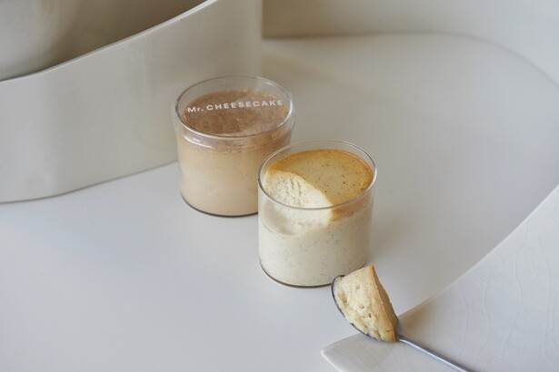カップタイプの「Mr. CHEESECAKE Petit / S」。希少性の高いピュアなアマゾンバニラを贅沢に使ったRoyal Vanilla1個891円(写真手前)と芳醇なジャパニーズウィスキーを使用したWhisky Aroma1個891円(写真奥)はGINZA SIX店限定のフレーバー