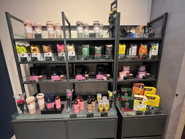 紅茶が充実しているが、コーヒーも販売する
