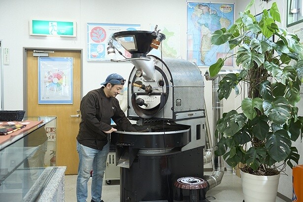 焙煎機は、日本では珍しいフランス製のオールドプロバットを使用
