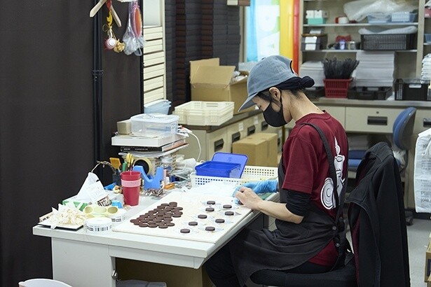 チョコレートの製造は1つ1つ手作業で行われる