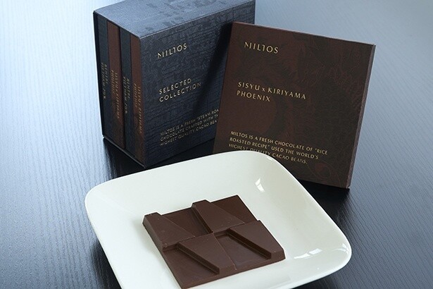 クラフトチョコレート・ミルトスは、書籍を模した洗練されたパッケージデザイン。中でも最高峰のペルー産カカオを使ったキリヤマフェニックス1600円は、書家・紫舟さんの作品をあしらった特別包装
