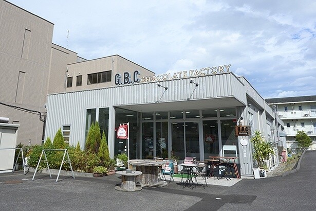 テイクアウトのコーヒーや焼菓子は、店先のテーブルでも楽しめる