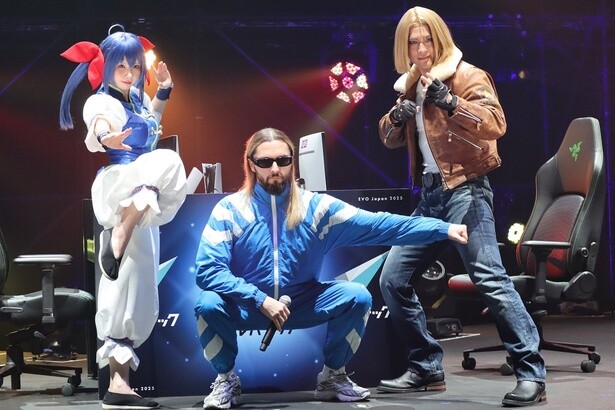 双葉ほたるに扮したえなこさん(写真左)、テリー・ボガードのAkiさん(写真中央)とともに記念撮影に臨んだサルバトーレ・ガナッチさん(写真中央)