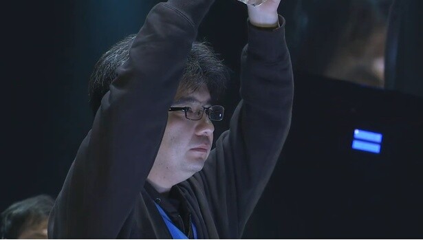 トロフィーを掲げる傘兎選手