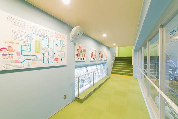 工場見学ではガラス越しに工場内部を見ることができる