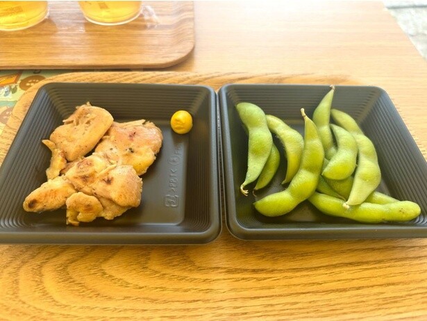 お通しの「鶏の炭火焼き」と「枝豆」。各200円で単品での購入が可能