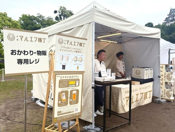 おかわり＆物販ブース。スタッフが着ているTシャツやトレーナーが購入できる