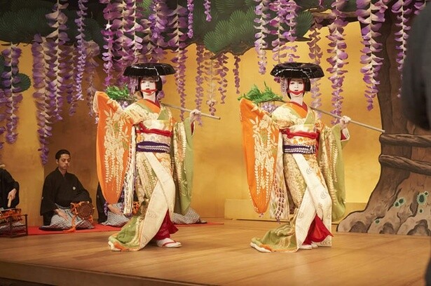 女方の舞踊の名作「二人藤娘」を演じる喜久雄(吉沢亮)と俊介(横浜流星)。可憐な舞台姿は息をのむ美しさ