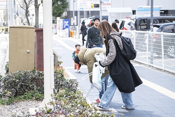 ゴミを拾う参加者たち