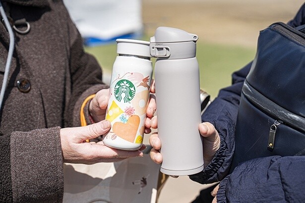 マイボトル持参者にコーヒーを用意し、ゴミを削減