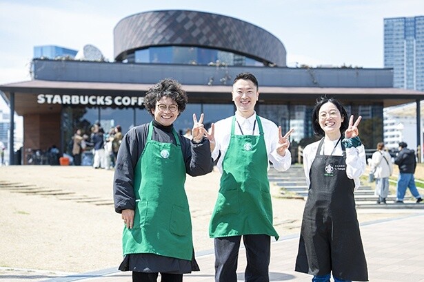 左からスターバックス コーヒー ジャパン 神戸駅・垂水地区ディストリクトマネージャーの沼田さん、神戸メリケンパーク店の水代さん、神戸旧居留地店の高貝さん