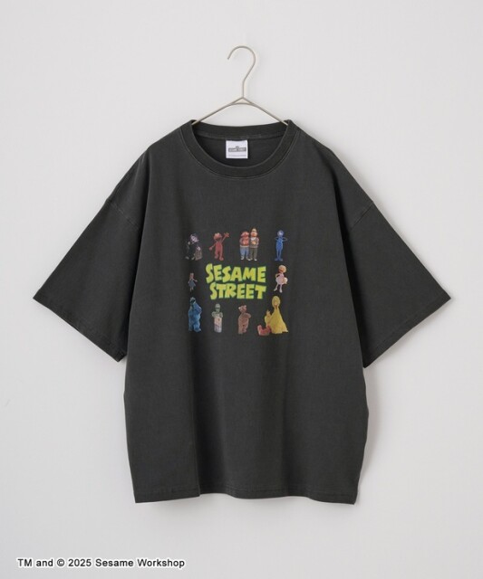  「SESAME STREET 別注 半袖Tシャツ(ブラック)」(4950円)