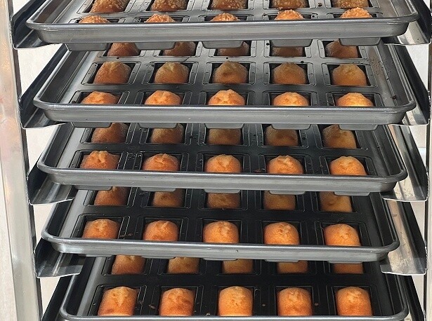 「BEAN to FINANCIER」の店内でフィナンシェを焼き上げる