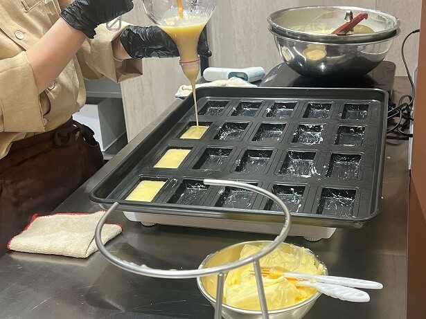 店内厨房でフィナンシェを焼き上げる