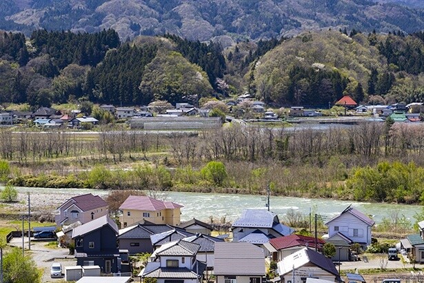 【写真】みなかみ町役場から望む利根川。4月は雪解け水で水位が多くなっていた