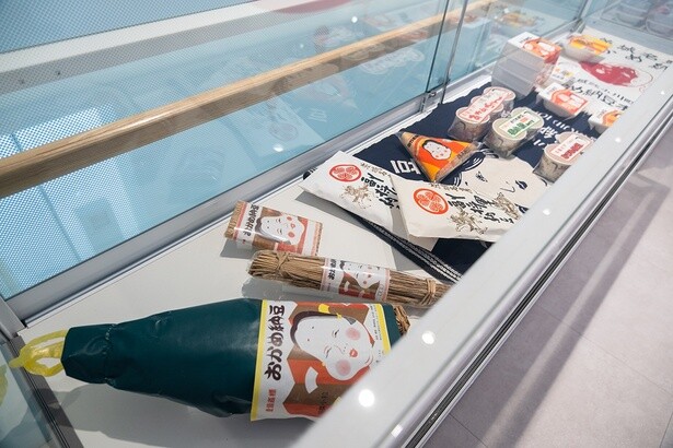 これまで販売されてきた納豆のパッケージも一挙勢ぞろい