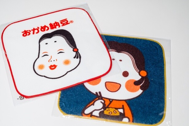 オカメマークと新キャラ「こかめちゃん」がデザインされたハンドタオル(各380円)
