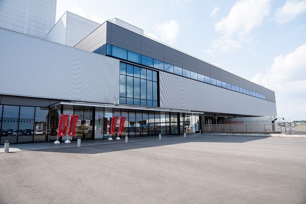 見学エリアの横から、製造された納豆がトラックで出荷される