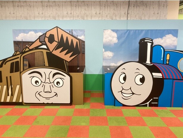 トーマスとディーゼル10の運転席に乗ってみよう