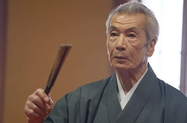 当代一の女形であり、人間国宝の歌舞伎役者・小野川万菊(田中泯)
