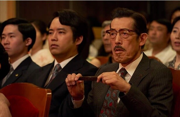 歌舞伎の興行を手掛ける三友の社長・梅木(嶋田久作)