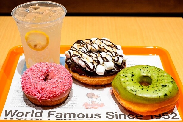 ピンクスプリンクルズアイスケーキ(380円・左)、スモアズレイズド(550円・中央)、抹茶レイズド(480円・右)と、レモネード(700円)