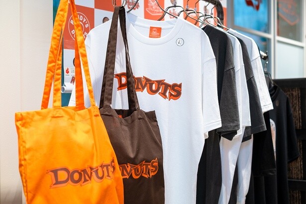 フリークスストアが手がけた、オリジナルTシャツ(各5500円)とトートバッグ(各3300円)