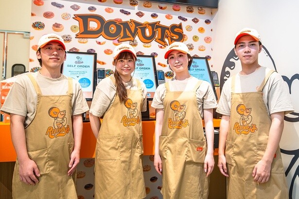 スタッフのスタイルは、「ニューエラ」製のオリジナルキャップと、ワークウェアブランド「クックマン」製のオリジナルエプロン
