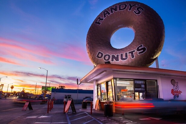 【写真】大きなドーナツのサイン看板が特徴的なLAの1号店
