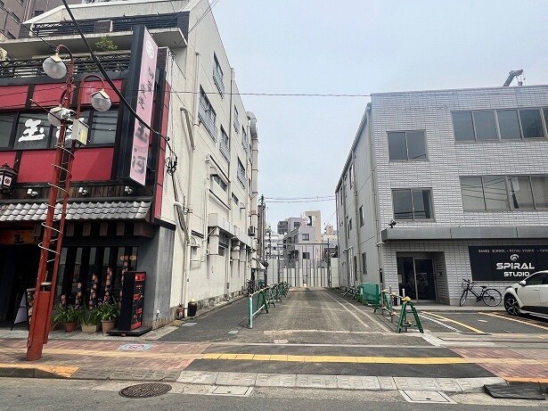 立川駅北口の郵便局の先あたりのどう見ても工事現場のようなこの突き当りを道なりに進む