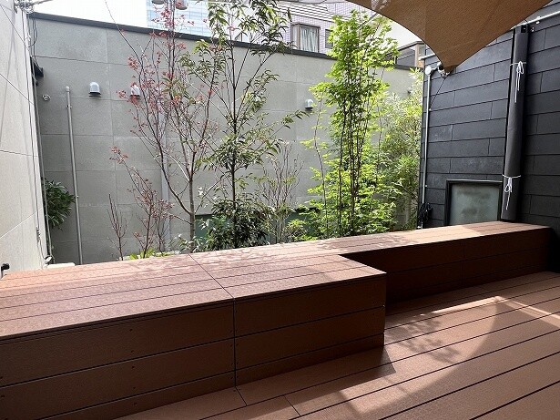 休憩用ベンチでは、座っても、横になってもいい