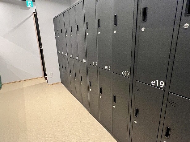 「etelä」の脱衣所は黒を基調としている