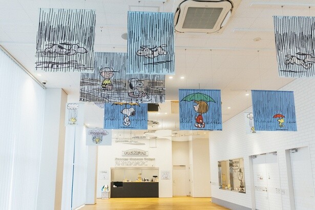館内の天井には、雨のシーンを描いたコミックアートがいっぱい