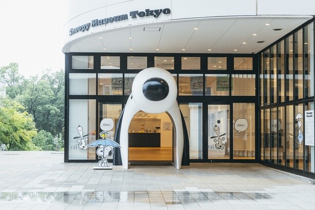 大きく口をあけたスヌーピーが目印のエントランスでは傘をさしたスヌーピー＆ウッドストックのアートがお出迎え
