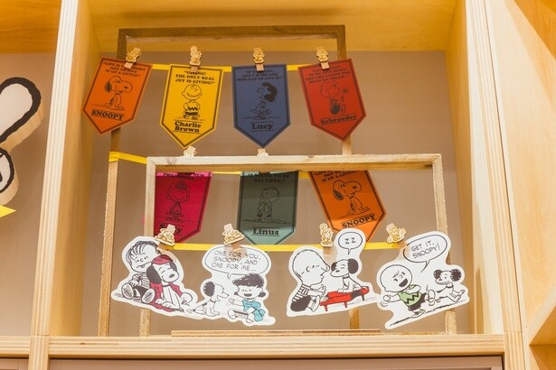販売中の「ウッドピンチセット ウッドストック」とあわせてたくさんのポストカードを飾るのもおすすめ