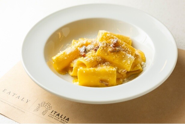 【写真】イタリアパビリオンに併設されたレストラン「EATALY」の「リガトーニ カルボナーラ」(2790円)