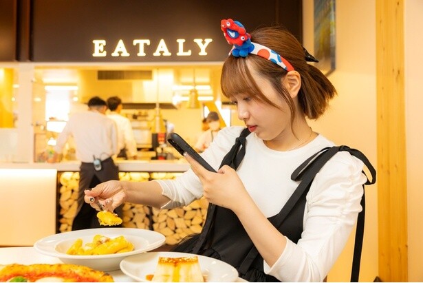 「1枚がすごく重い！」と言いながら、麺類の撮影に欠かせない“箸上げ”をするうざみちゃん