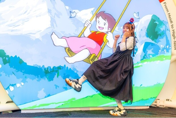 TikTokのロゴ入り靴下を履いて、隅々までバッチリ決まっているうざみちゃん。「これからもTikTokでおいしい情報をお届けできるようがんばります！」