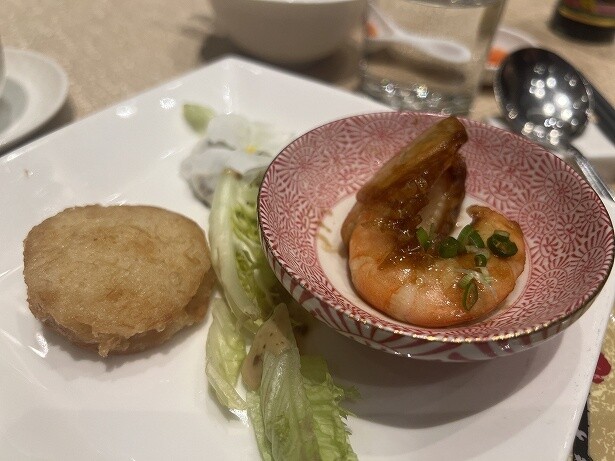 「富臨前菜盛り合わせ　醤油味のえび、焼きイカ入り餅」