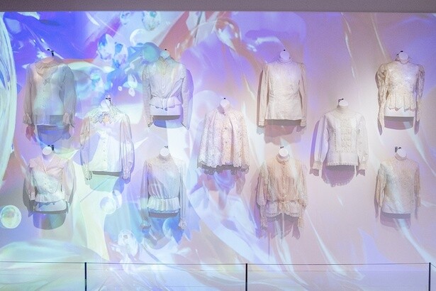 メインビジュアルの背景に使われたイメージを、プロジェクションマッピングで投影