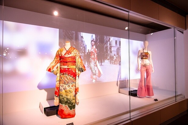 母から渡された着物はニューヨークのフォーマルな場所で活躍した。隣の展示は、当時の写真から再現されたもの。当時のカジュアルな装いと比較してみるのもおもしろい