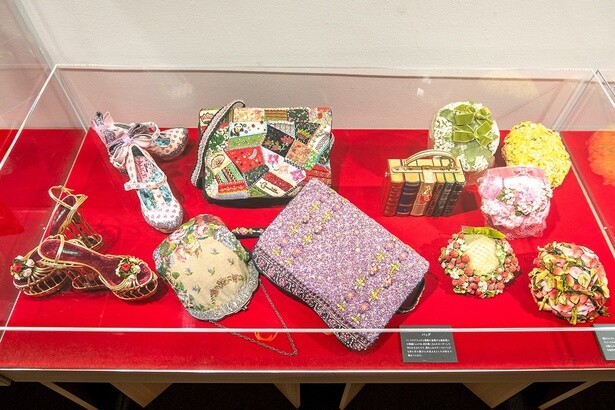 バッグや帽子、ミュールなどの私物も展示されている