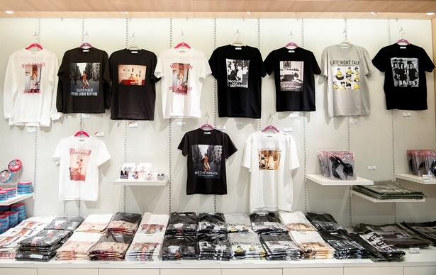 モード感漂うフォトTシャツが壁に並ぶ。Tシャツ(5720円〜6600円)、ロンT ホワイト(7700円)、ロンT ブラック(8250円)