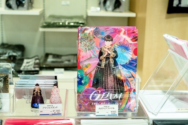 A4クリアファイル(495円・右)、アクリルスタンド(各1100円・左)