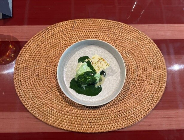 抹茶ソースをかけて完成する、仕上げも楽しいデザート