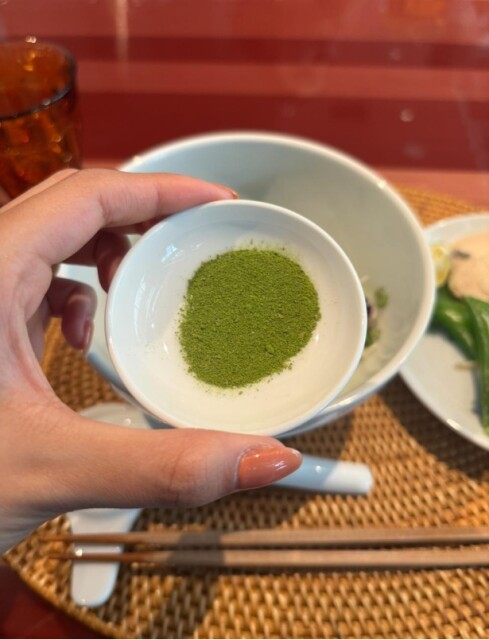 抹茶感をさらに強めてくれる抹茶フレーク